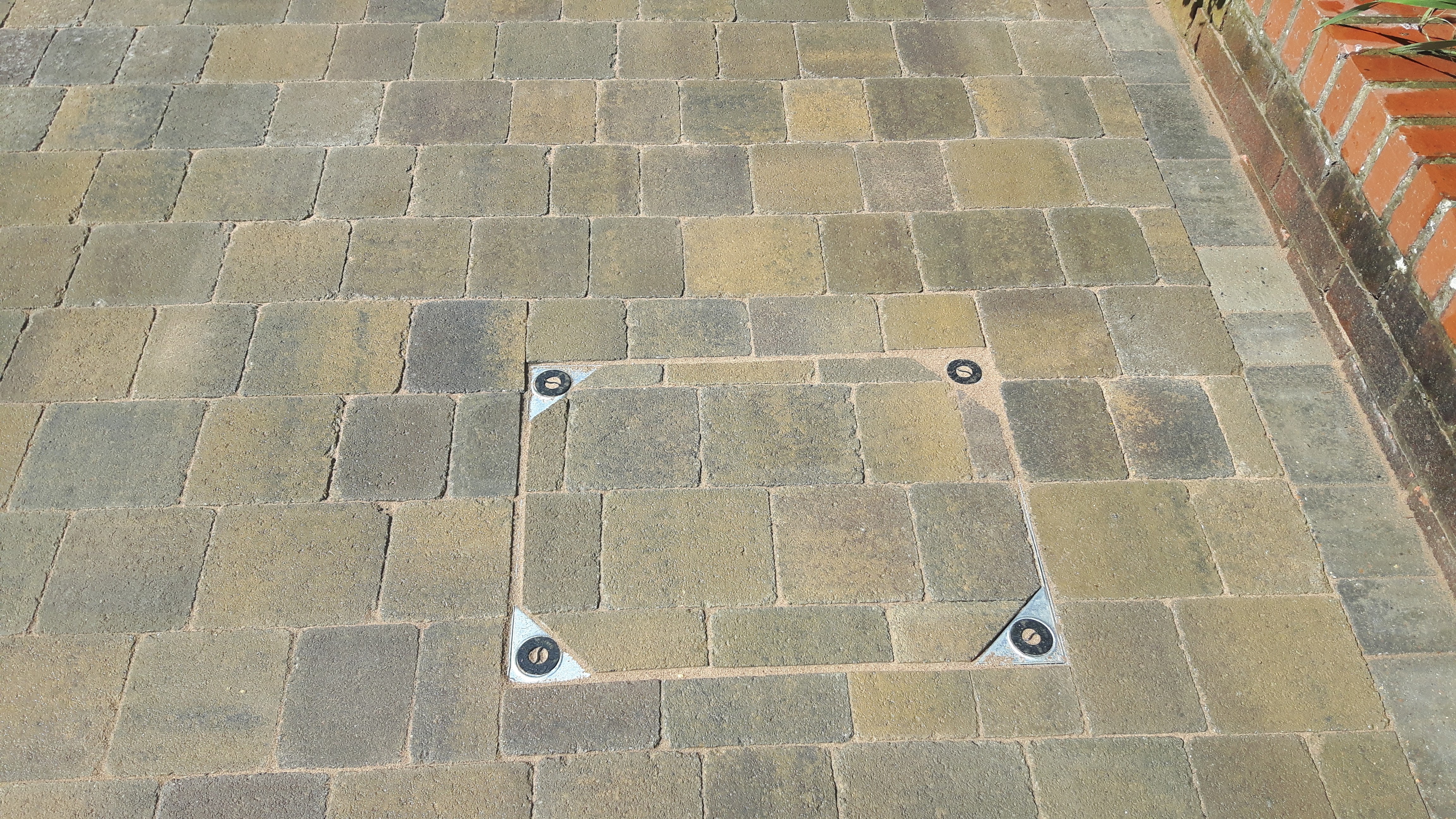 Recessed manhole covers