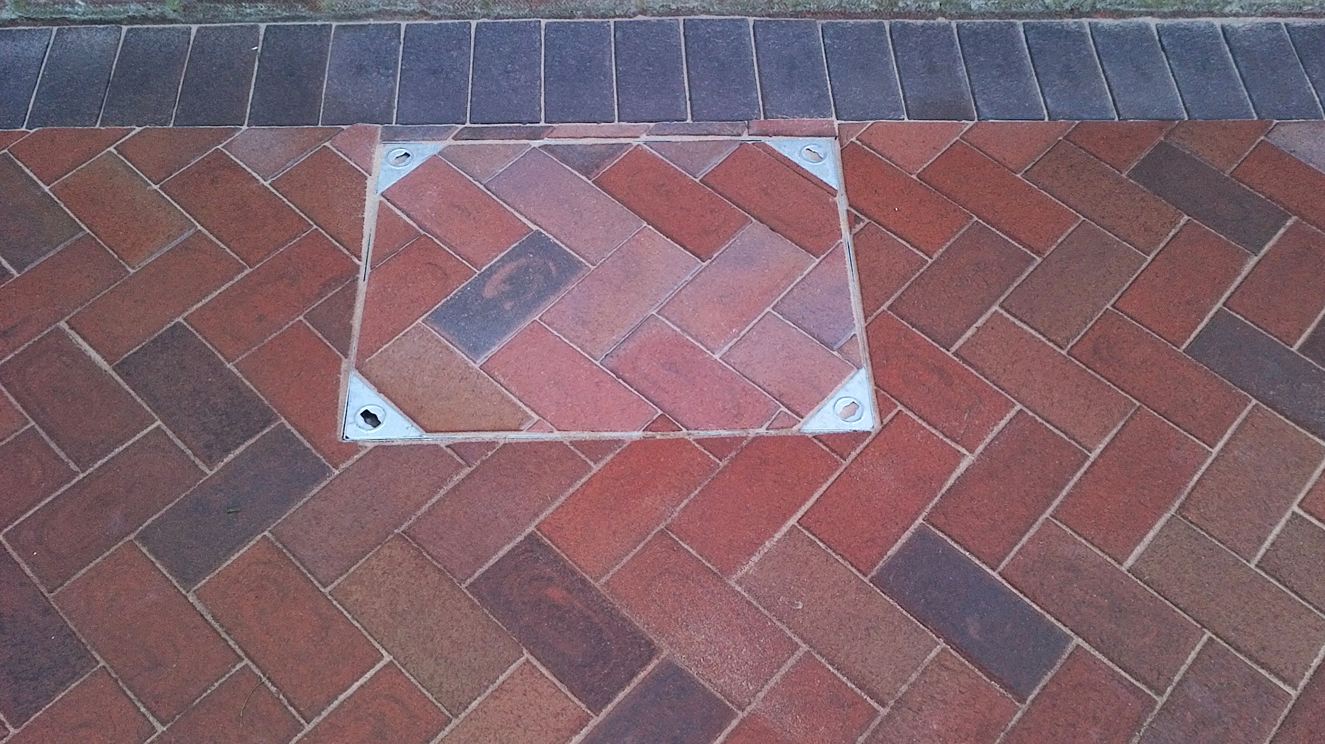 Recessed manhole covers