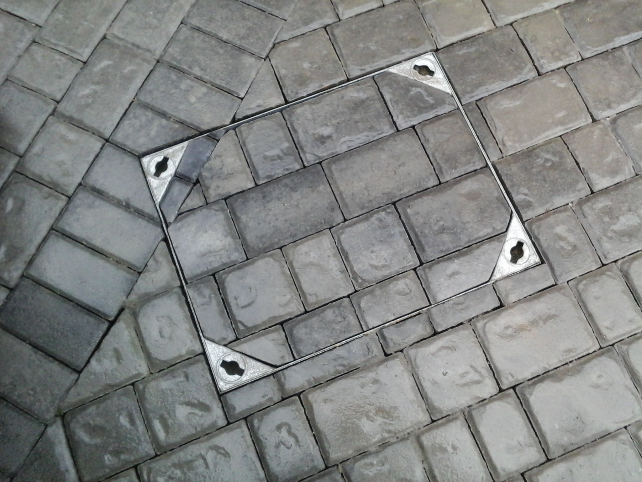 Recessed manhole covers