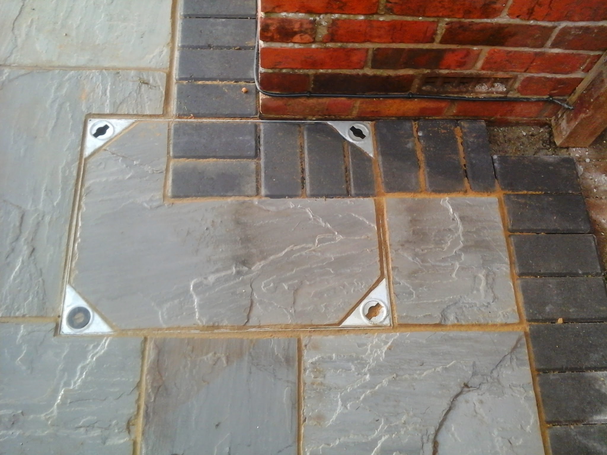 Recessed manhole covers