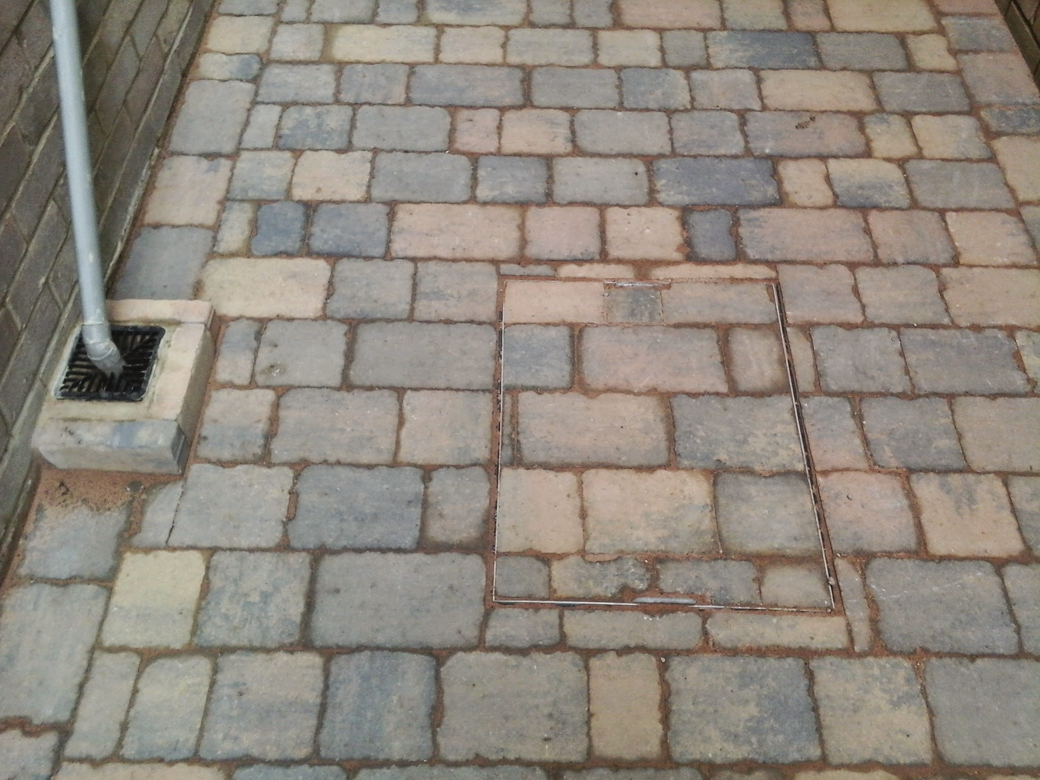 Recessed manhole covers