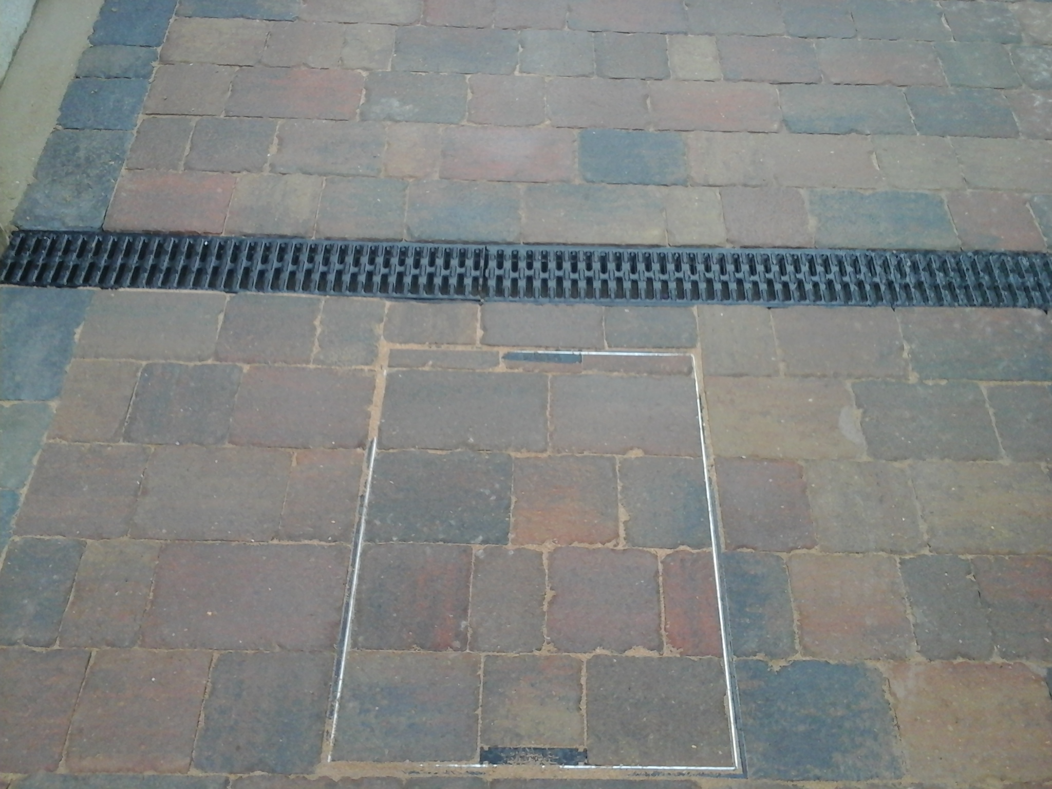 Recessed manhole covers