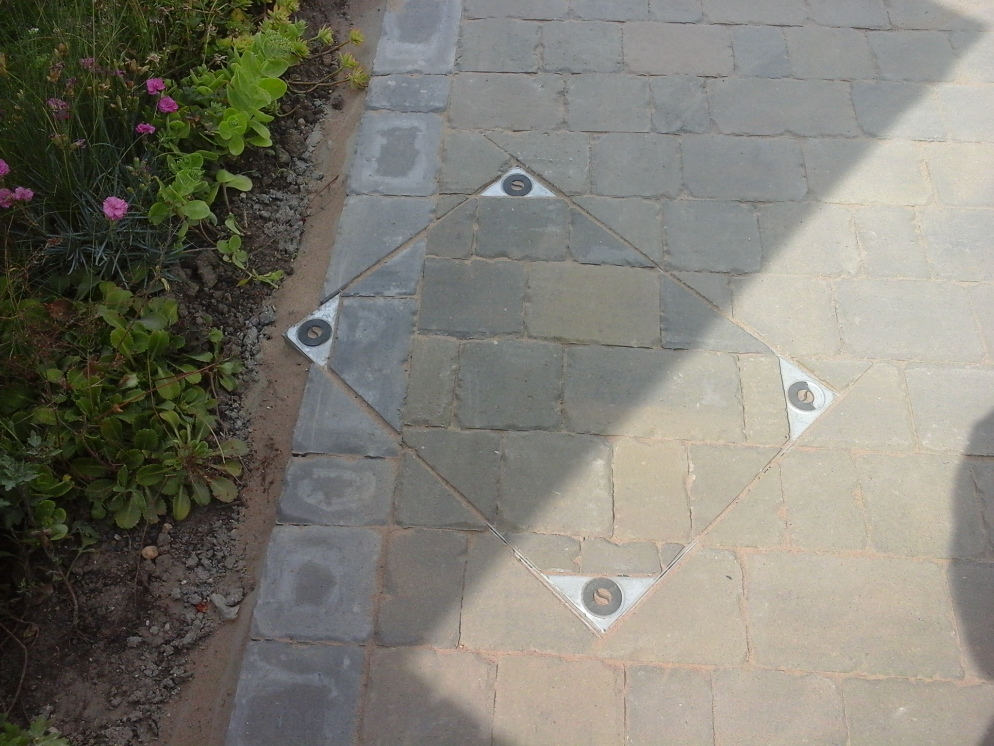 Recessed manhole covers