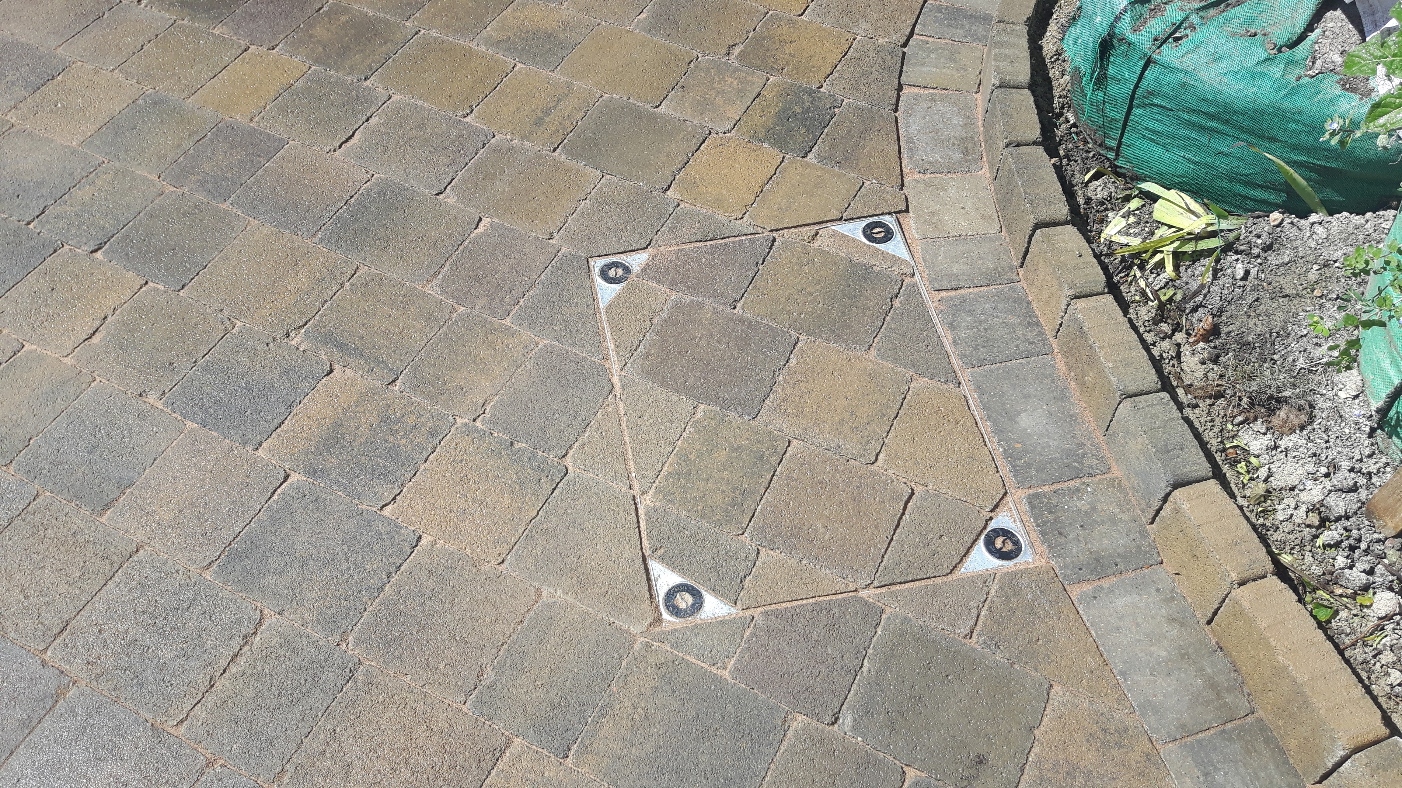 Recessed manhole covers